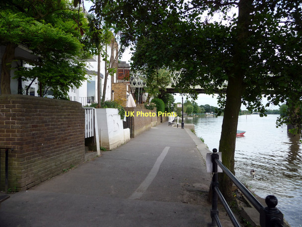 Photo 6"x4" Towpath, North Bank of the River Thames, Kew Brentford c2011