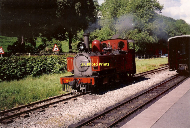 Photo 6"x4" Locomotive runs round its train at Welshpool Welshpool\/Y Trallwng c2000