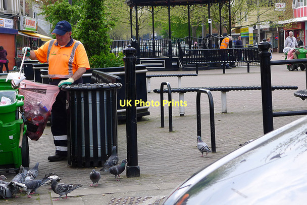 Photo 6"x4" Cleaning Elizabeth Square, Queensway Water Eaton\/SP8732 c2011