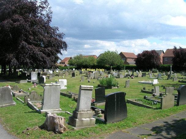 Photo 6"x4" Cemetery, Thorne Wike Well End c2011