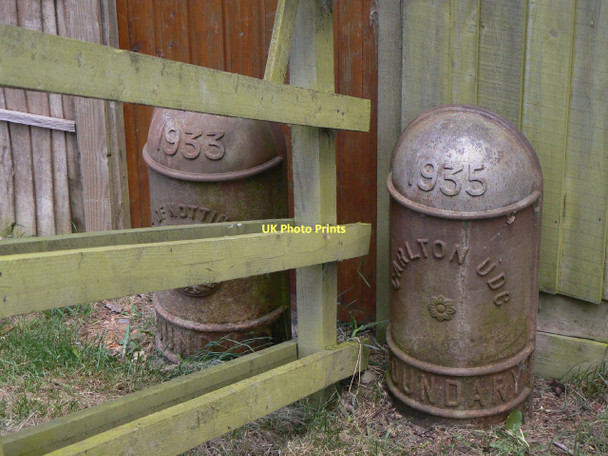 Photo 6"x4" Boundary markers at Colwick (2) Carlton\/SK6041 c2011