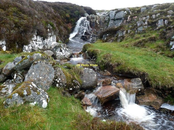 Photo 6"x4" Allt Riabhach Mor tumbles over a rock edge Allt Riabhach M\u00f2r c2011