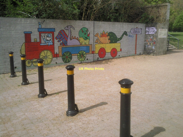 Photo 6"x4" Mural pointing the way to Crystal Palace station Penge c2011