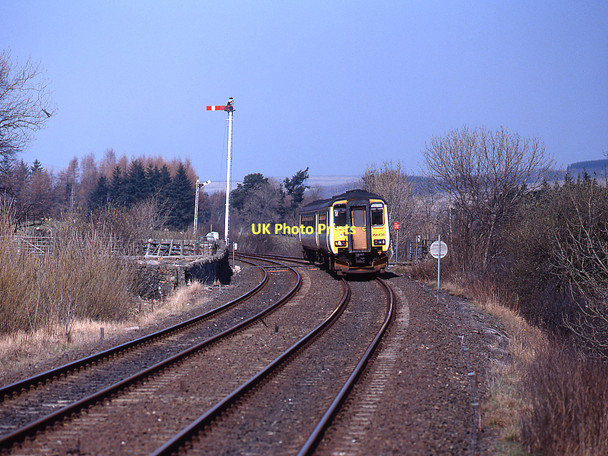 Photo 6"x4" Train approaching Barrhill station Barrhill\/NX2382 c1996