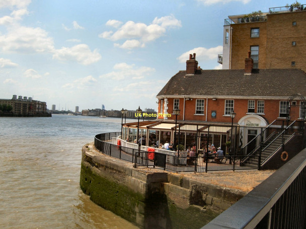 Photo 6"x4" The Narrow, Limehouse Poplar\/TQ3780 c2011