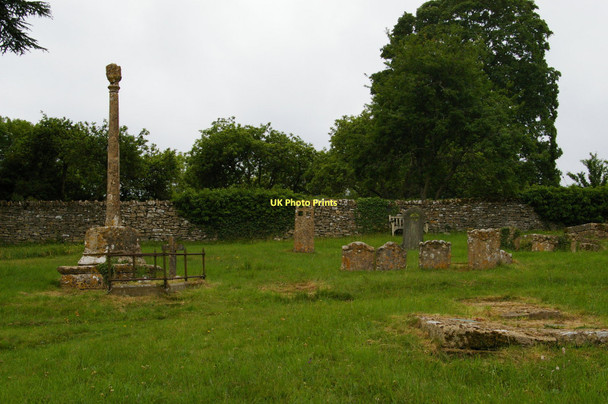 Photo 6"x4" Duntisbourne Rous: preaching cross in churchyard Duntisbourne Rouse c2011