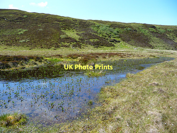 Photo 6"x4" Lochan above Peingown Heribusta c2011