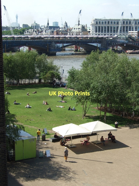 Photo 6"x4" Sunbathing on the lawn outside Tate Modern London c2011