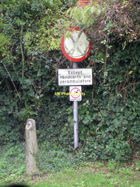 Photo 6"x4" Unusual sign, Robertsbridge Robertsbridge c2006