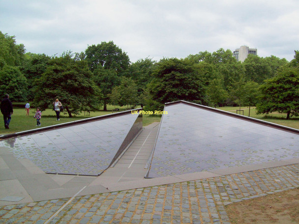 Photo 6"x4" Canada Memorial in Green Park Westminster c2011