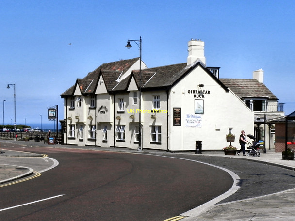 Photo 6"x4" Gibraltar Rock Tynemouth c2011