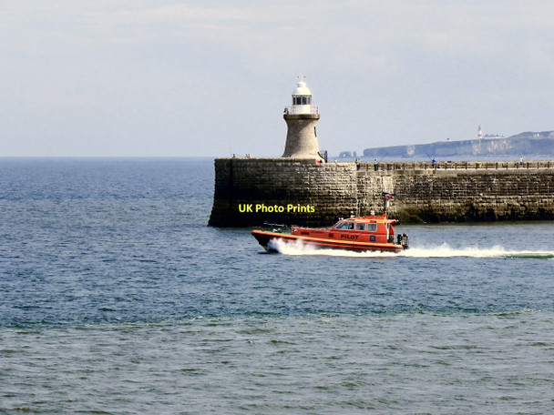 Photo 6"x4" Pilot Boat passing Tynemouth South Pier South Shields c2011