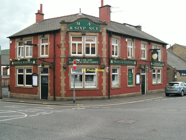 Photo 6"x4" The Moon and Sixpence in Glossop Glossop c2011