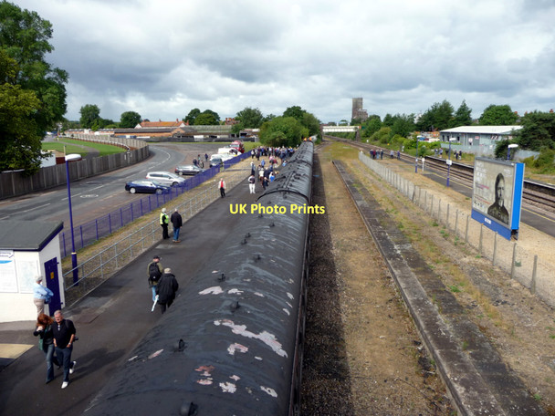 Photo 6"x4" Newbury Racecourse Station, Berkshire Newbury\/SU4767 c2011