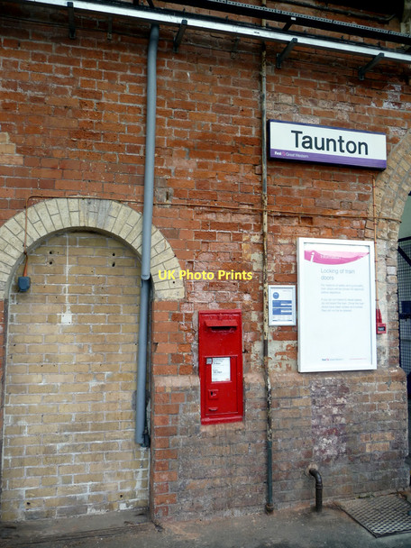 Photo 6"x4" Postbox on Taunton Station, Somerset Taunton\/ST2324 c2011