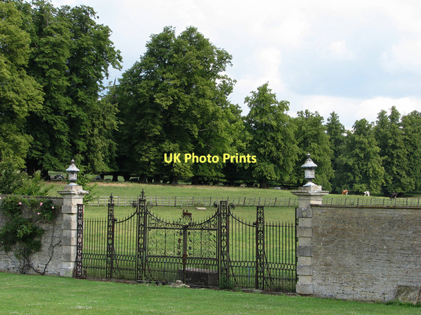 Photo 6"x4" Drayton House: gates in the walled garden Lowick\/SP9780 c2011
