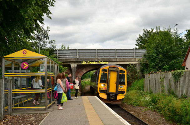 Photo 6"x4" Train at Beauly station Balblair\/NH5045 c2011