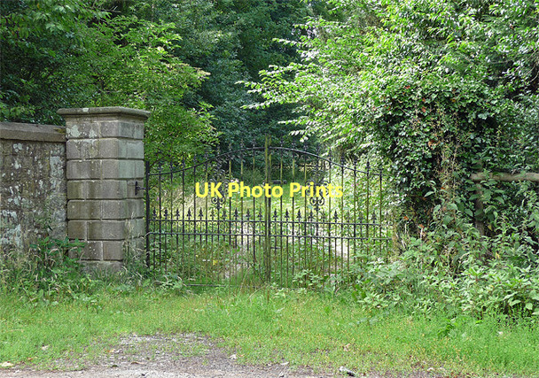 Photo 6"x4" Gates, Longnor Longnor\/SJ4900 c2010