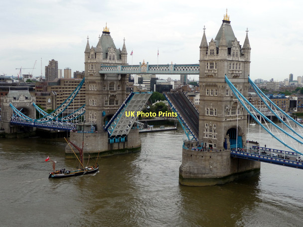 Photo 6"x4" Thames Barge approaching Tower Bridge, London London c2011