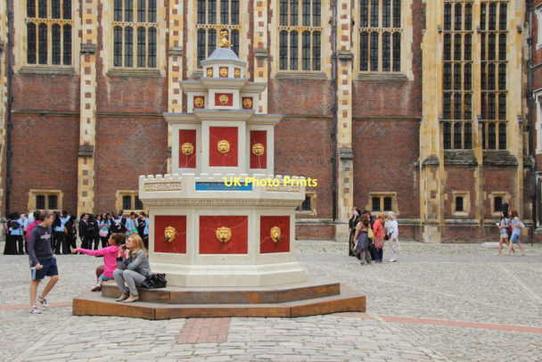 Photo 6"x4" Wine Fountain, Hampton Court Palace, Surrey Surbiton c2011