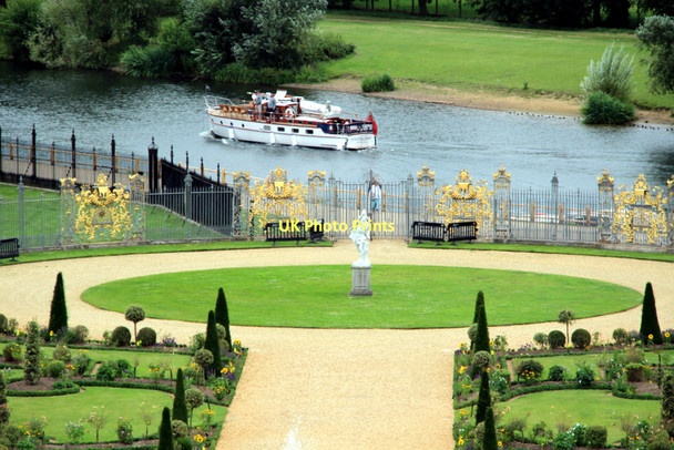 Photo 6"x4" River Thames from Hampton Court Palace Surbiton c2011