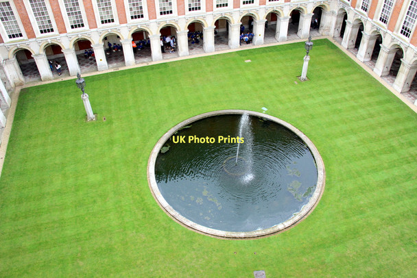 Photo 6"x4" Courtyard Fountain, Hampton Court Palace, Surrey Surbiton c2011