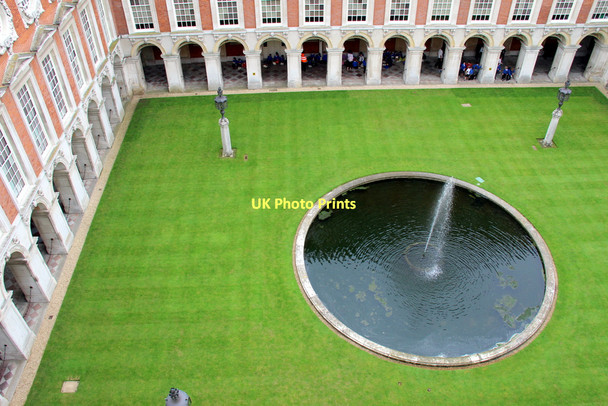 Photo 6"x4" Courtyard Fountain, Hampton Court Palace, Surrey Surbiton c2011 P1