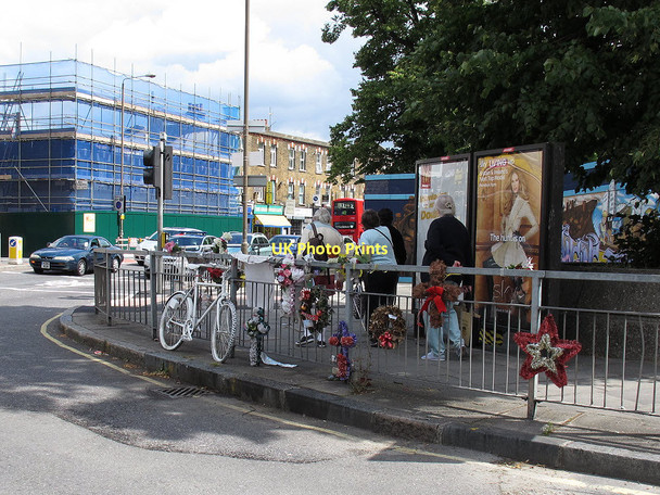 Photo 6"x4" Ghost Bike, Vanbrugh Hill Greenwich\/TQ3977 c2011