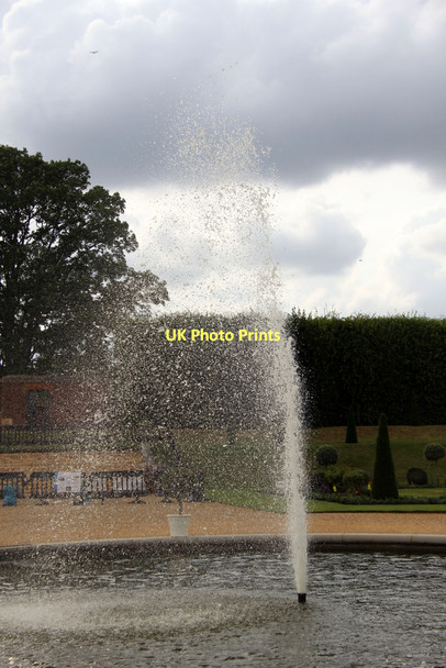 Photo 6"x4" Fountain, Hampton Court Palace, Surrey Surbiton c2011