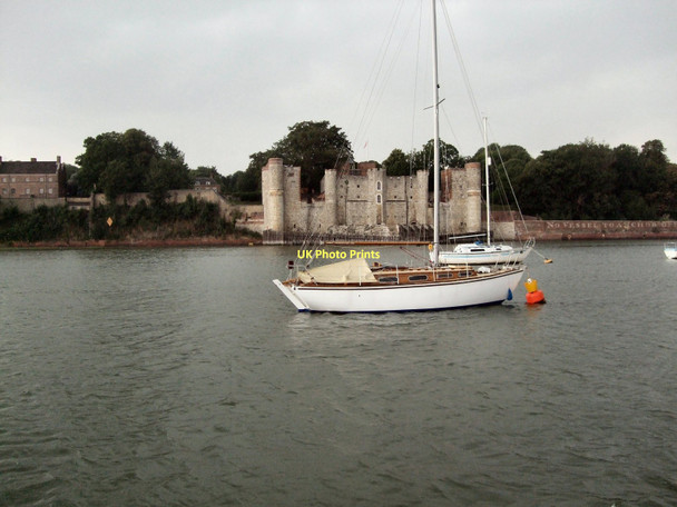 Photo 6"x4" Boat passing Upnor Castle Broad Street\/TQ7671 c2011