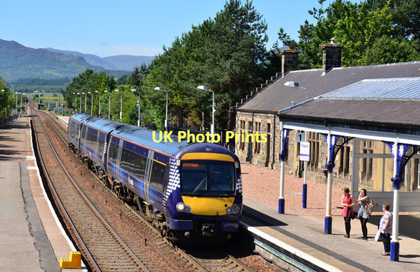 Photo 6"x4" Train entering Kingussie station Kingussie c2011