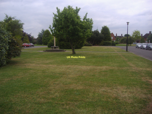 Photo 6"x4" The garden in Fairholme, Bedfont Feltham\/TQ1073 c2010
