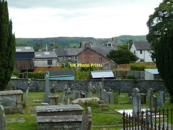 Photo 6"x4" Churchyard and houses, Rhayader Llansantffraed-Cwmdeuddwr c2011