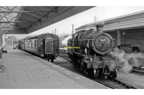 Photo 6"x4" Aberystwyth station and train from Carmarthen Aberystwyth c1962