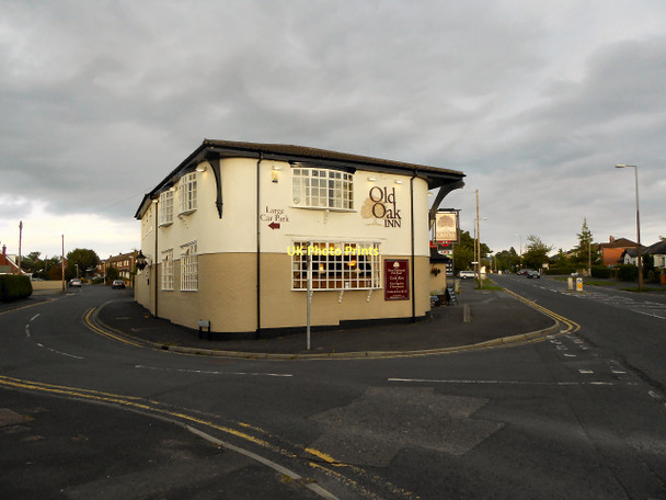 Photo 6"x4" Old Oak Inn Coup Green c2011
