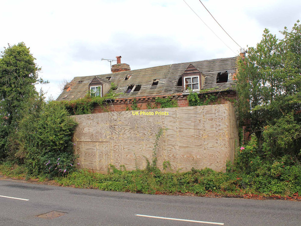 Photo 6"x4" Derelict cottage on Snitterfield Road Bearley c2011