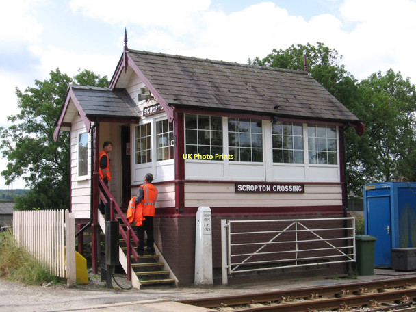 Photo 6"x4" Scropton - Crossing Signal Box Scropton c2011