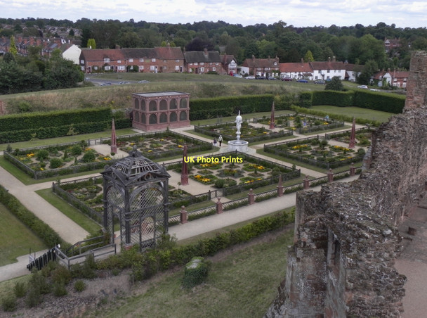 Photo 6"x4" The Elizabethan Garden, Kenilworth Castle Kenilworth c2011