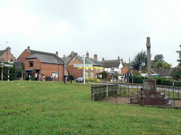 Photo 6"x4" Great Dalby, the green at Upper End Great Dalby c2011