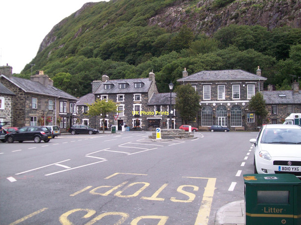 Photo 6"x4" The Square in Tremadog Porthmadog c2011