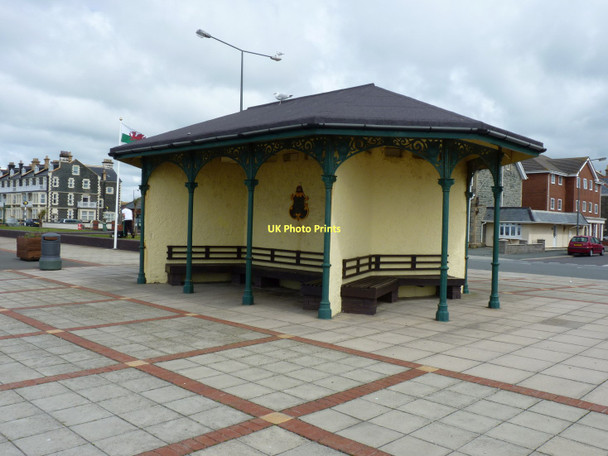 Photo 6"x4" Windshelter on the promenade Tywyn\/SH5800 c2011