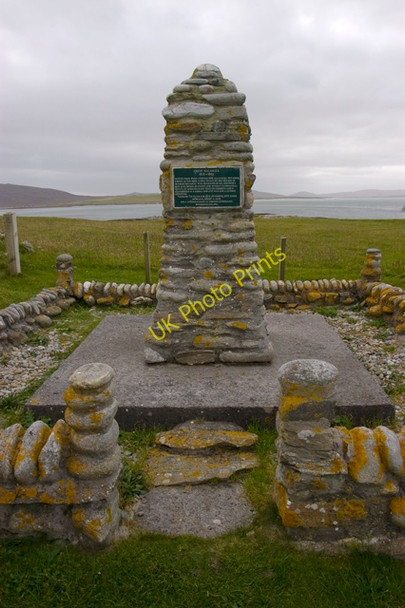 Photo 6"x4" Angus Macaskill memorial Port nan Long c2009