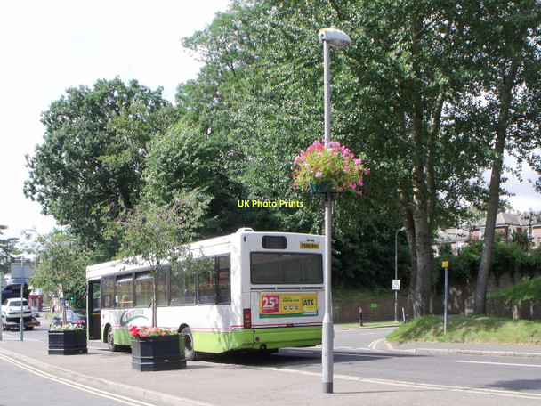 Photo 6"x4" Countryliner bus waits in Keymer Road, Hassocks Hassocks\/TQ3015 c2011