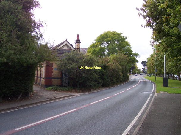 Photo 6"x4" The derelict ticket office of Heswall Hills railway station on Brimstage Road Heswall c2011