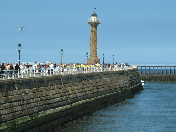 Photo 6"x4" Lighthouse on West Pier, Whitby Whitby\/NZ8910 c2005