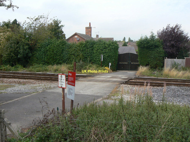 Photo 6"x4" Railway Cottage Harlequin c2011
