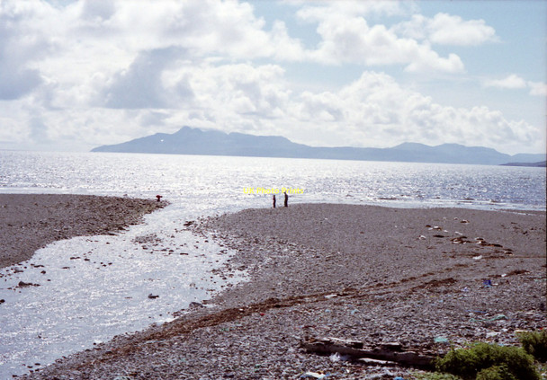 Photo 6"x4" Abhainn nan Leac flows into Camas Fhionnairigh Kilmarie c1990