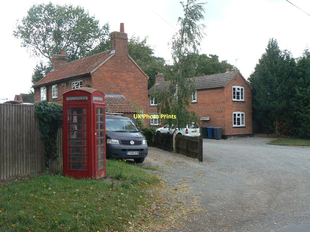 Photo 6"x4" Cottages and telephone box Tithby c2011