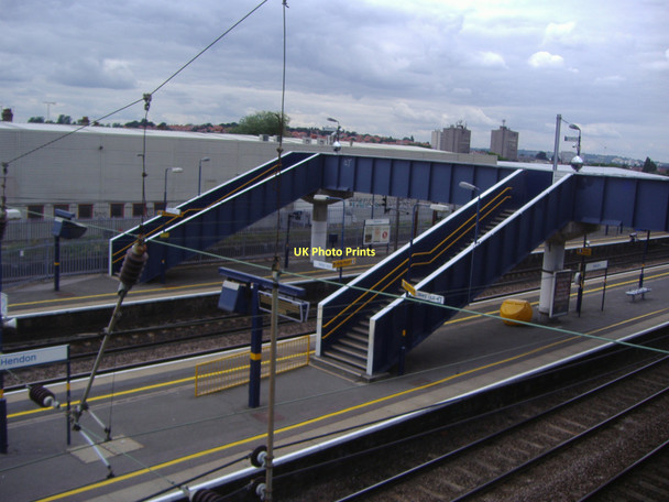 Photo 6"x4" Platforms at Hendon station Hendon\/TQ2389 c2007
