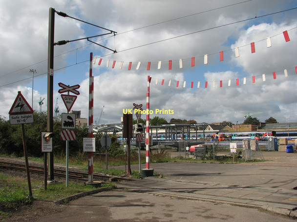 Photo 6"x4" Cambridge Station: site entrance safety measures Cambridge\/TL4658 c2011